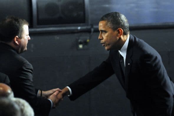 Obama, quien se reunió en privado con los familiares de los niños asesinados, dijo en la vigilia que EEUU debe cambiar para evitar tragedias como la del viernes.