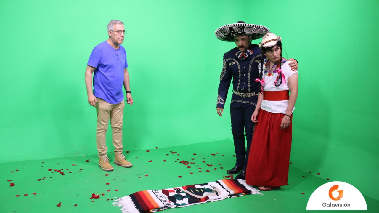 La abuela Lupe preparándose para saltar sobre el reboso.