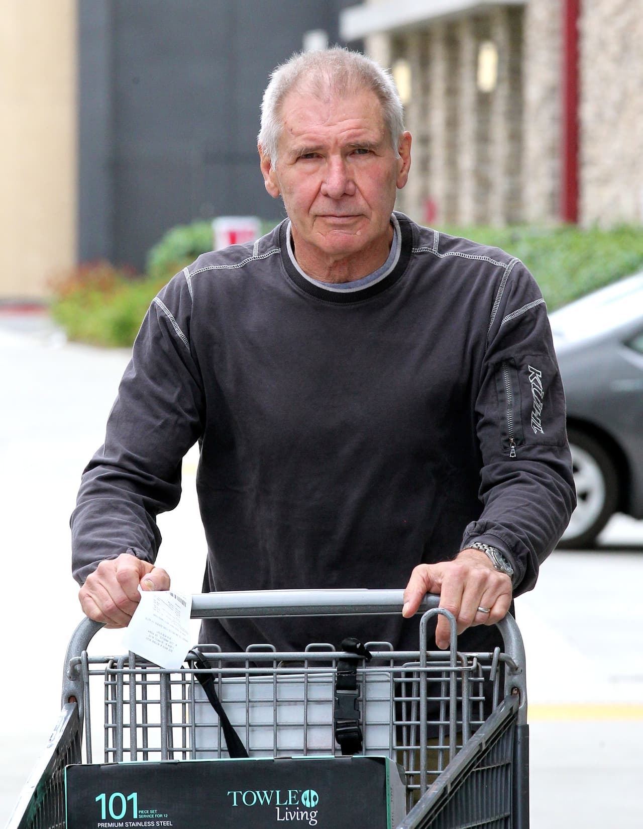 Se le vio de lo más casual haciendo compras.