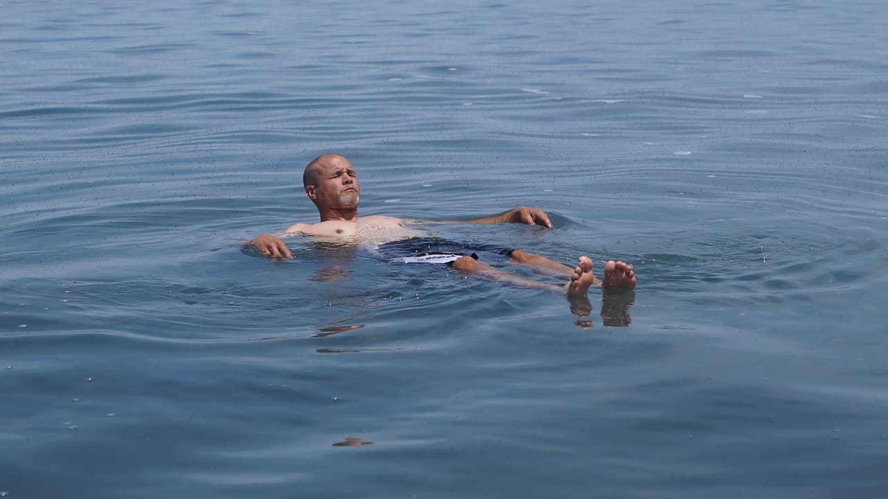 Un hombre flota como un corcho en las aguas extra saladas del Gran Lago Salado cerca de Salt Lake City, en esta imagen del el 17 de junio de 2021.
