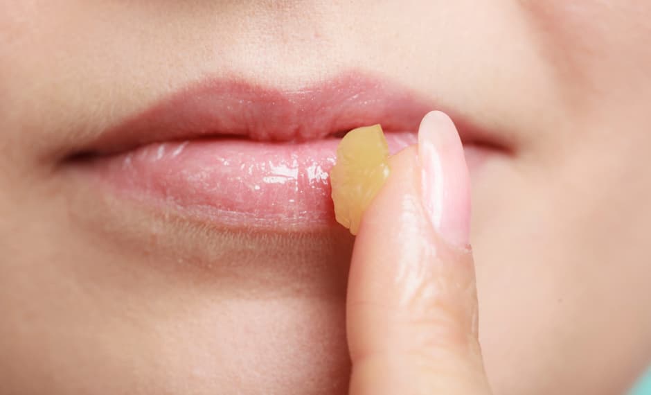 3. Como el lipstick de este look tiene un acabado mate, te recomendamos que apliques un 
<a href="http://www.sephora.com/lip-balm-lip-care">bálsamo</a> para humectar los labios. Si tienes los labios partidos evita usar los lipsticks en acabado mate, pues en lugar de que boca luzca fantástica se verá reseca y poco cuidada. Si tienes los labios maltratados busca un gloss brillante o un lipstick satinado.
<br>