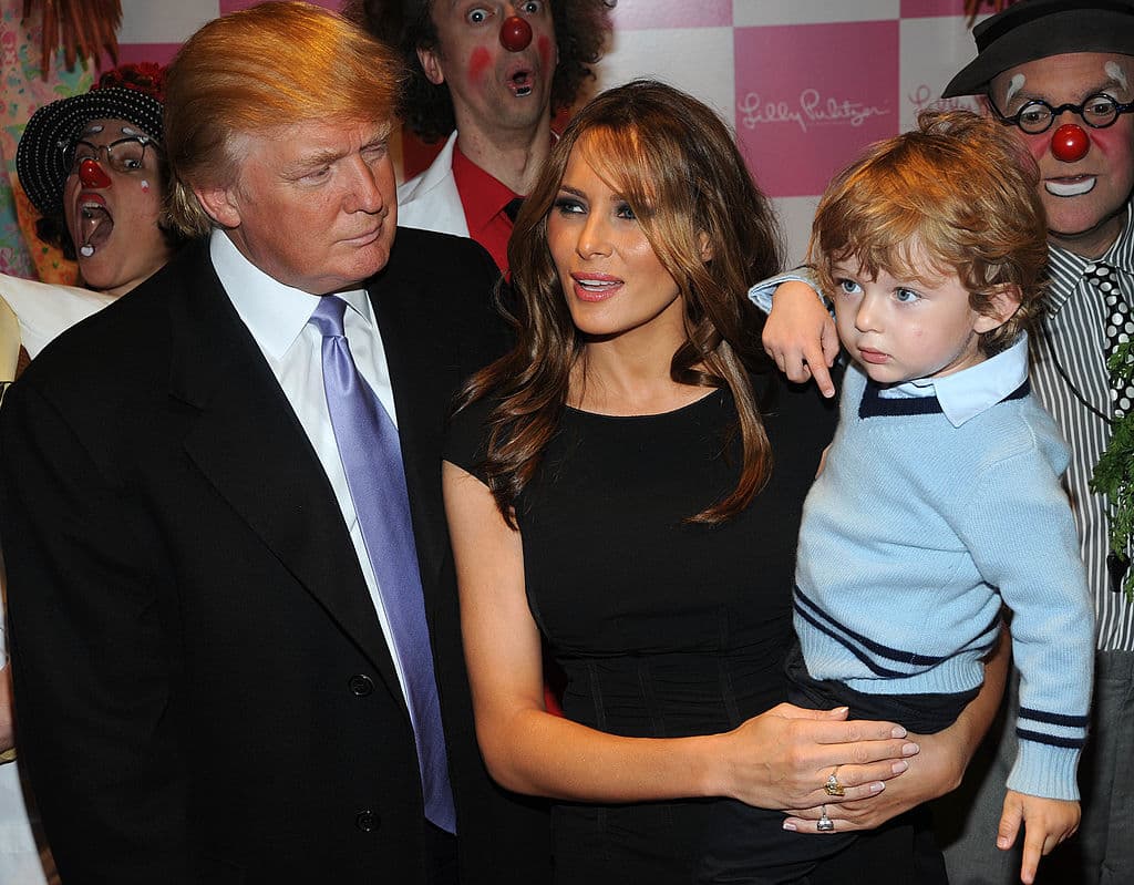 <b>Barron es el quinto hijo de Donald Trump y el único de Melania Trump. </b>Desde que nació, Barron vivió en el último piso de la Torre Trump, en la Quinta Avenida de Nueva York. Esta foto de marzo de 2008, Barron con casi dos años, en un evento en Nueva York. 
<br>