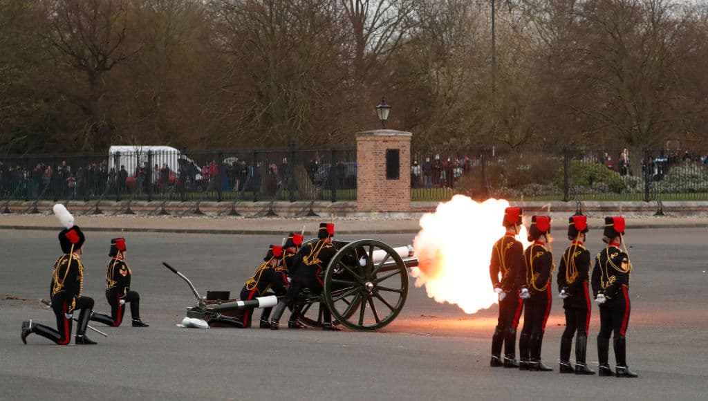 Al mediodía de este 10 de abril, Miembros del Regimiento 105 de Artillería Real llevaron a cabo un saludo de 41 disparos en el castillo de Edimburgo, para conmemorar la muerte del duque de Edimburgo.
<br>