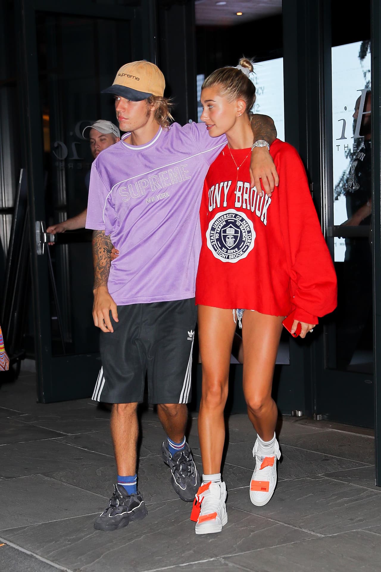 El intérprete de 'What do you mean?' y su prometida, al igual que cualquier pareja, decidieron tener una cita romántica el pasado 30 de julio en un parque de Nueva York.