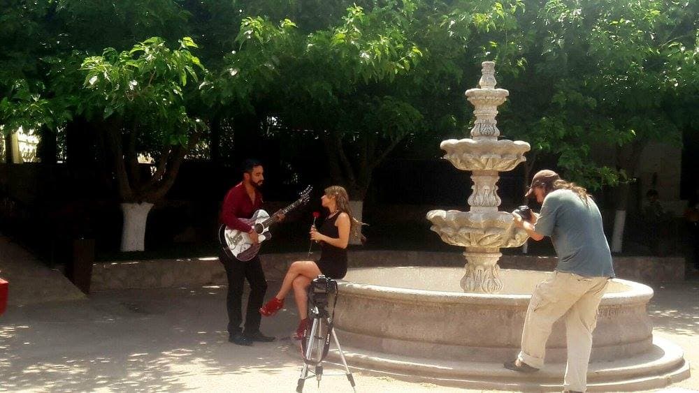 Lizeth, se portó como toda una profesional y en cada toma siempre puso de su parte para que el video quedara al cien.