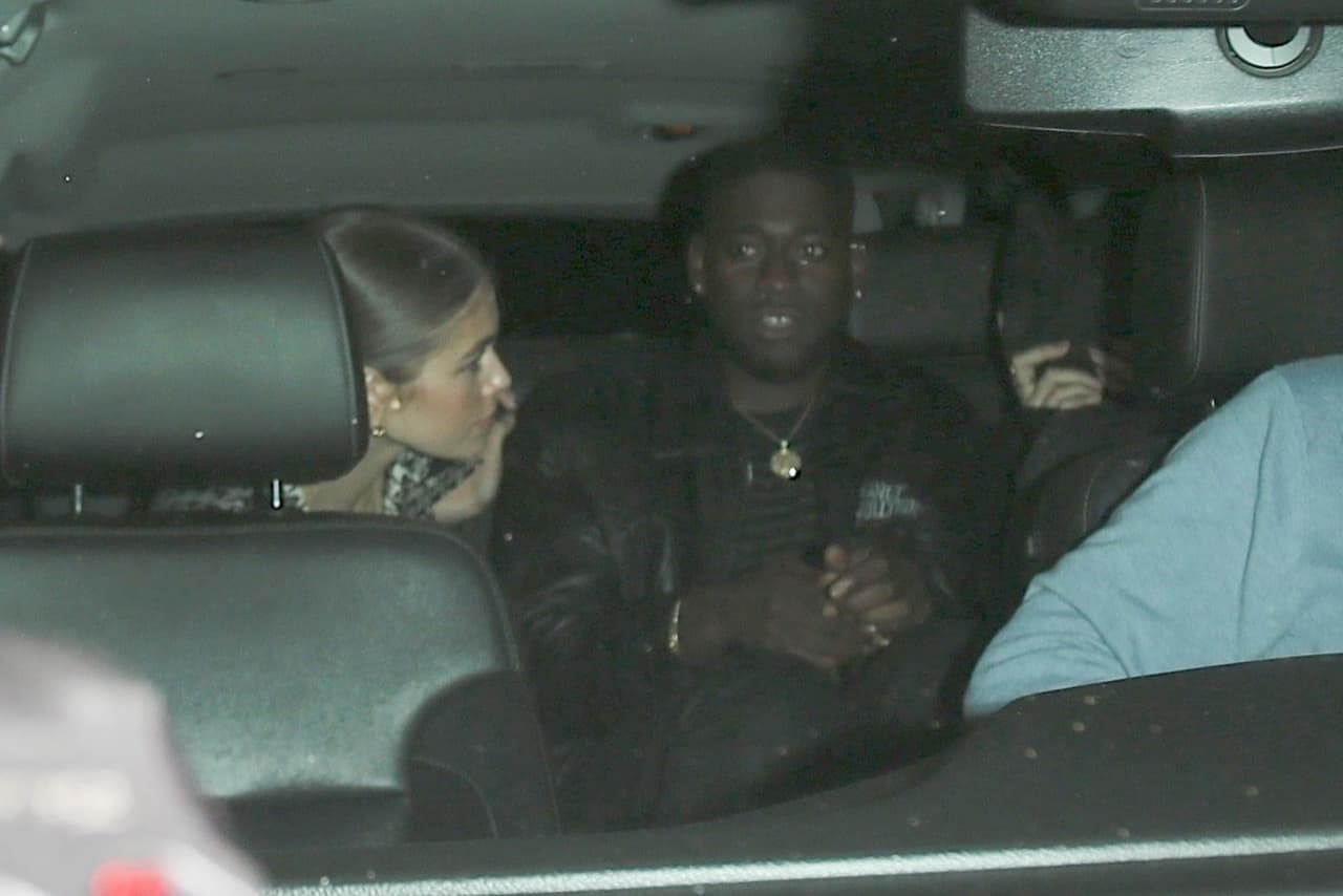 Simmons, en cambio, salió por la parte trasera del local y abordó rápidamente un vehículo a la vez que escondía su rostro tras una gorra, pero según la publicación regresaron y partieron juntos a un club nocturno y luego al lujoso Waldorf Astoria.