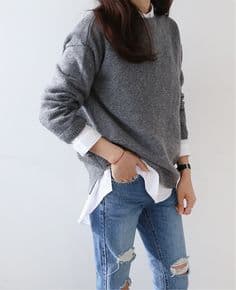 Suéter oversize. Con camisa y skinny jeans, ¿hay algo más cómodo? Róbate su suéter, completa el look con una bolsa y cómete al mundo.