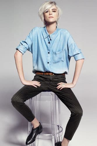 Camisa. Denim, informal, aparentemente masculina, pero sacará lo mejor de ti. Además, la ropa holgada es adecuada para todas las tallas. Margen de error: 0%