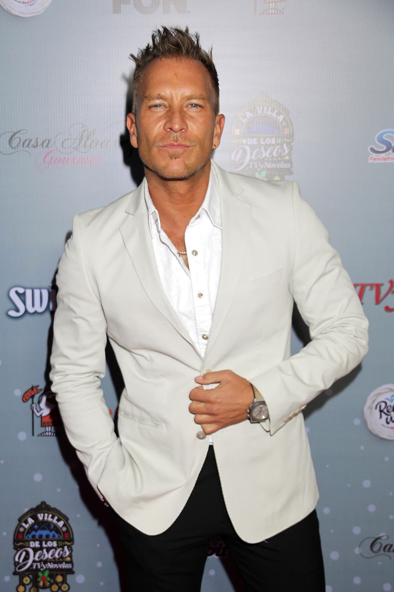 En 2018, el actor vivió una experiencia similar a la de Livia, pues fue acusado de 
<b>robar una crema de una farmacia</b> en la Ciudad de México, hecho que siempre desmintió. Por tal motivo, sabe que su exnovia no la está pasando bien con los señalamientos.
<br>