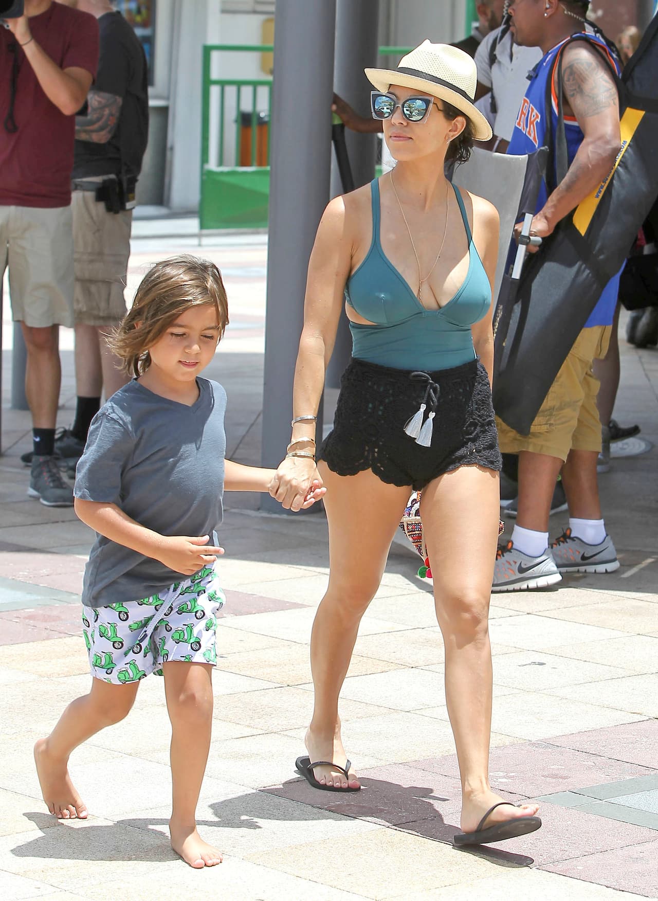 Kourtney llevó de la mano a su pequeño Mason.