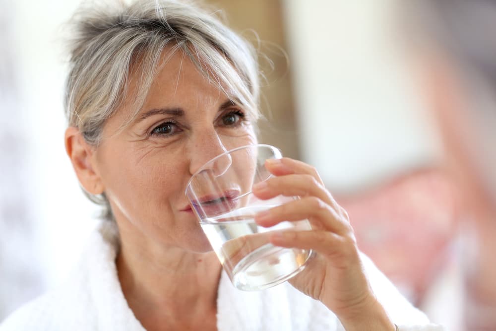 No exageres bebiendo más agua de la que debes beber porque eso tampoco es recomendable, lo mejor siempre es escuchar tu cuerpo y marchar con sus ritmos naturales: beber agua cuando tienes sed, comer cuando tienes hambre, dormir cuando tienes sueño, tu organismo es sabio y si le escuchas no tendrás problemas.