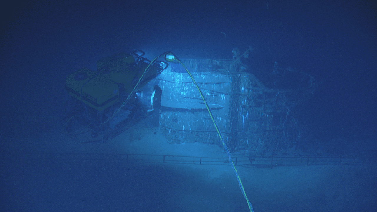 Ahora los dos restos descansan en 1.500 metros de agua, un monumento permanente a las vidas perdidas a bordo y un recordatorio de un momento oscuro en la historia de los Estados Unidos.