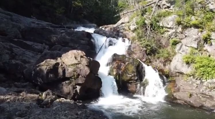 <b>Jacks River Falls</b>. Jacks River Falls es uno de los sitios más visitados en Cohutta Wilderness, entre los más grandes del este de los EE. UU. Cuenta con más de 35,000 acres. Los excursionistas, campistas y mochileros avanzados buscan su belleza aislada. Los excursionistas que recorren el sendero Beech Bottom Trail de nueve millas en primavera son recompensados con múltiples cascadas y abetos imponentes.