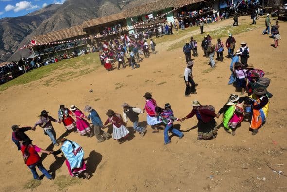 La gente del pueblo hace un baile antes del combate.
