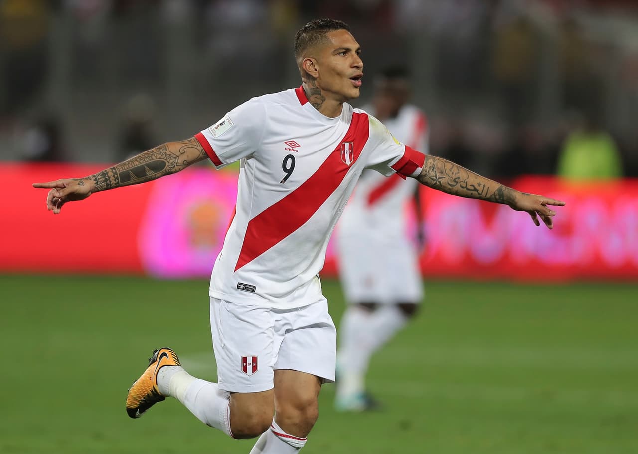 Perú, que de clasificar estará en el segundo bombo, cuenta con Paolo Guerrero como su carta fuerte en el ataque: este delantero se convierte en superfigura cuando juega con su país.