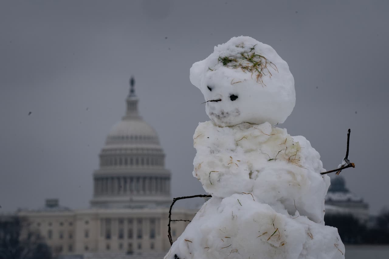 Esta semana comenzó regalándonos postales de una ciudad vestida de blanco por la caída de nieve.