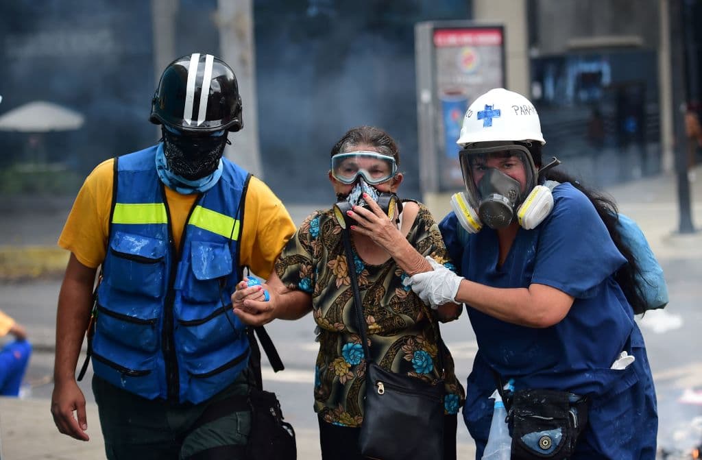 Desalojan a medio centenar de niños de un hospital de Caracas atacado durante violentos disturbios