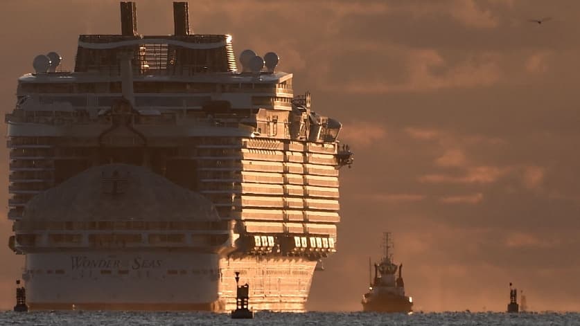 La desesperada búsqueda de un joven de 19 años de Texas que cayó por la borda del crucero más grande del mundo