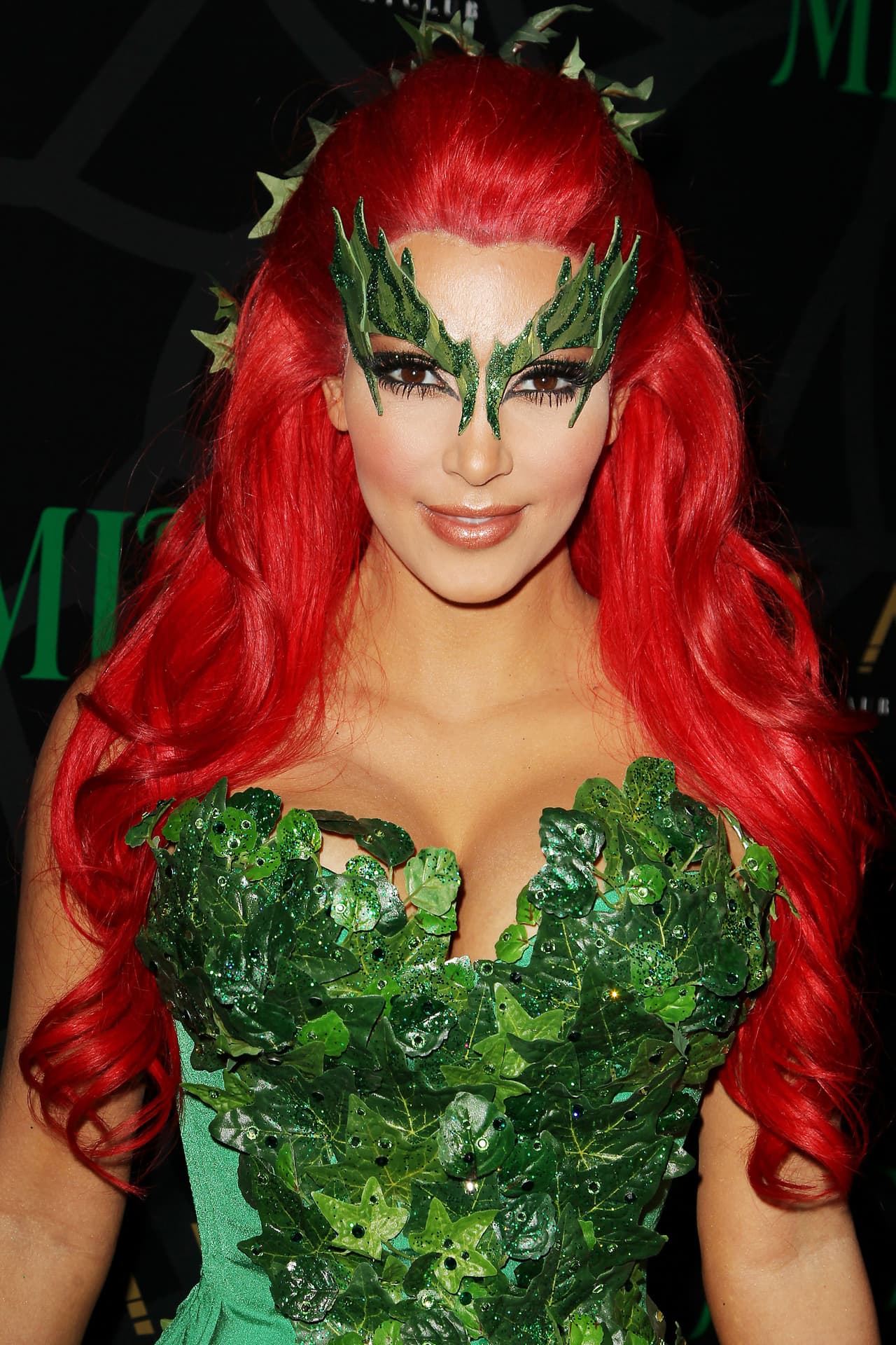 Un antifaz de hojas fue el accesorio perfecto para complementar su disfraz durante la 'Midori Green Halloween Costume Party' en Nueva York.