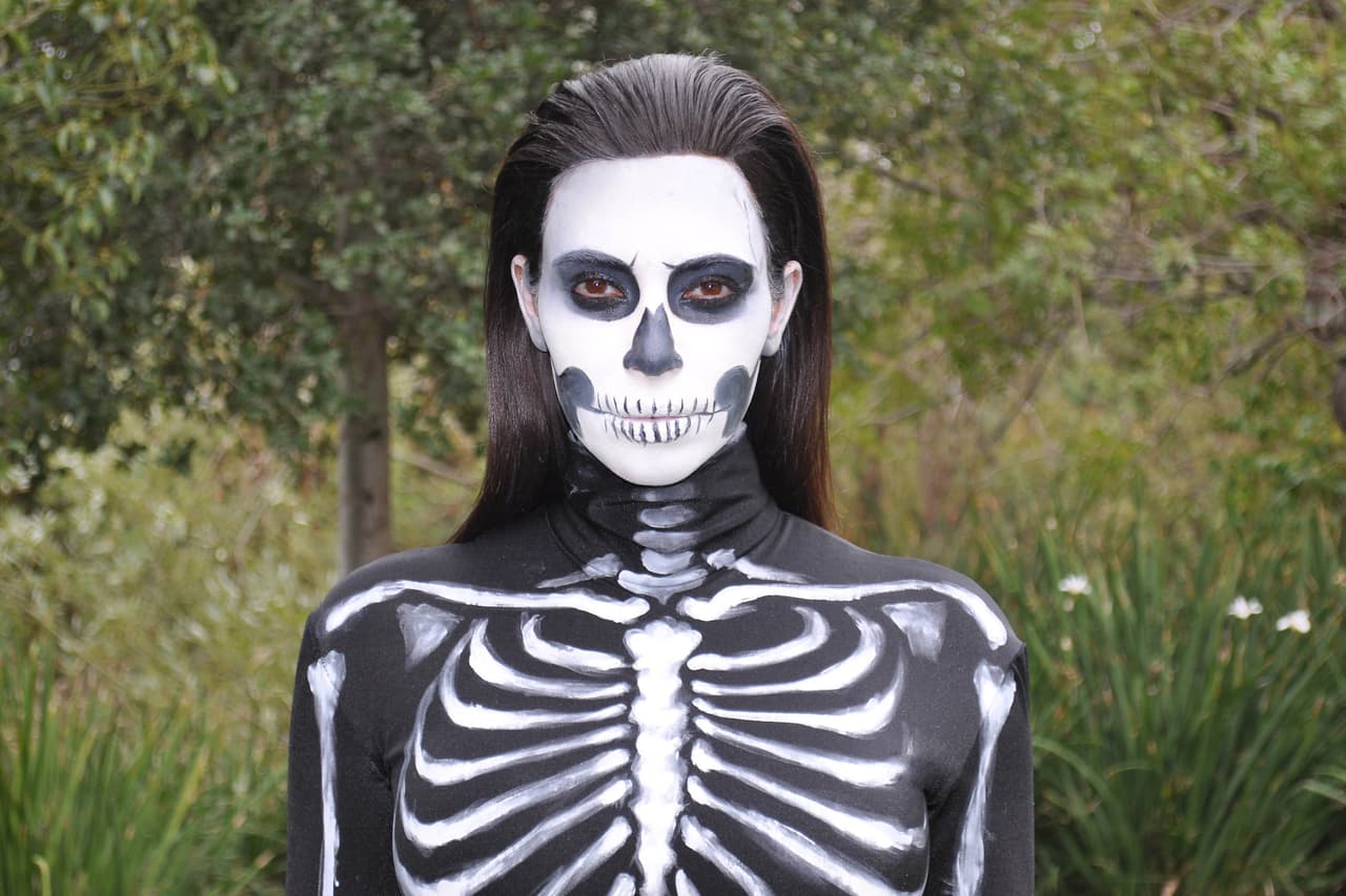 La esposa de Kanye West pintó su cara como un verdadero esqueleto gracias a su maquillista Joyce Bonelli, quién también se disfrazó con ella ese día.