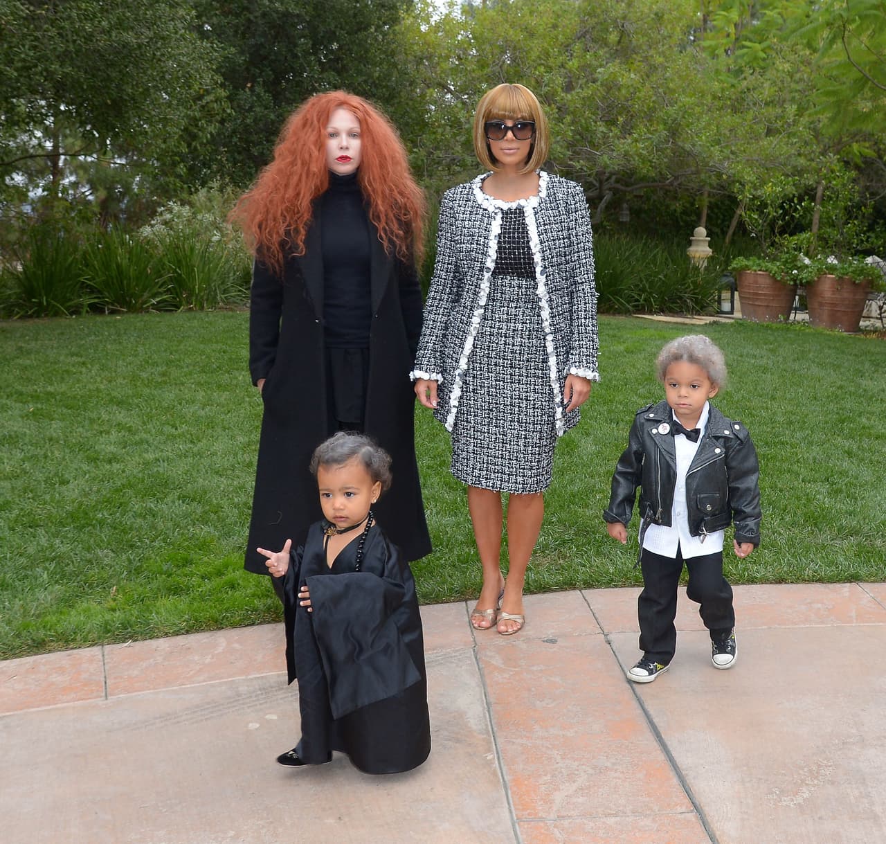 Kim también rememoró a una de las editoras de VOGUE más emblemáticas al mismo tiempo que Nori y su maquillista junto con su retoño siguieron esa temática, vistiéndose también como otros editores importantes de la revista.