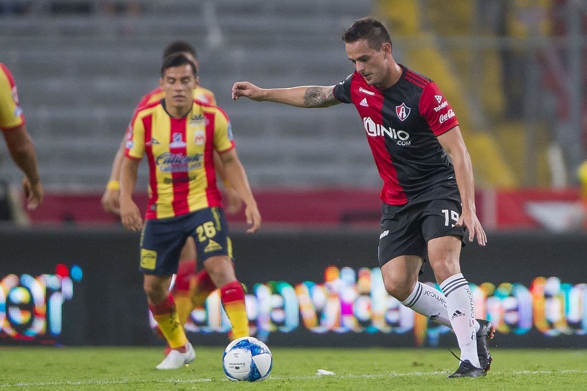 El delantero uruguayo Raúl Rivero no tuvo buena puntería, perdiendo una clara opción de empatar a dos minutos del cierre del encuentro.