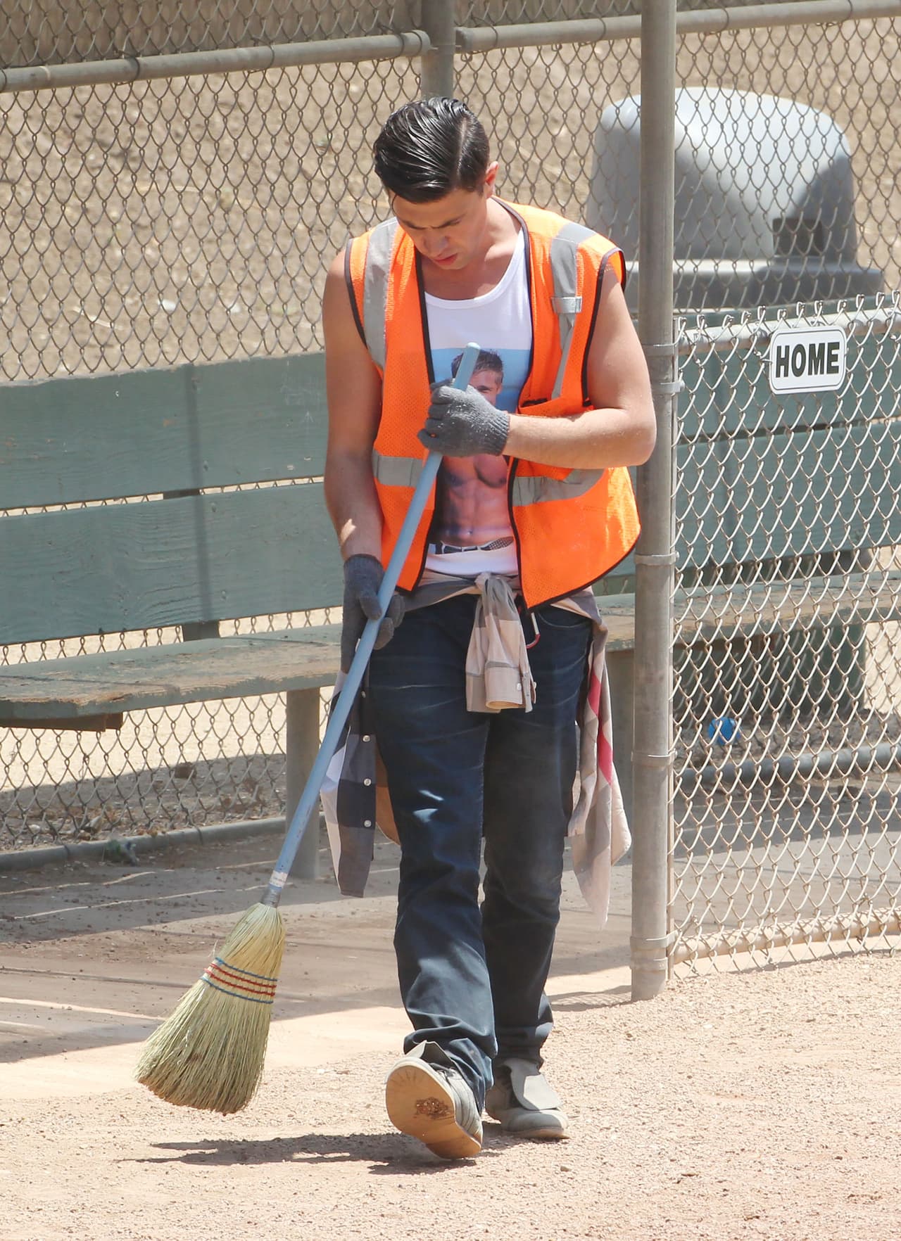 Sediuk en su servicio comunitario en junio de 2014: barriendo las calles.