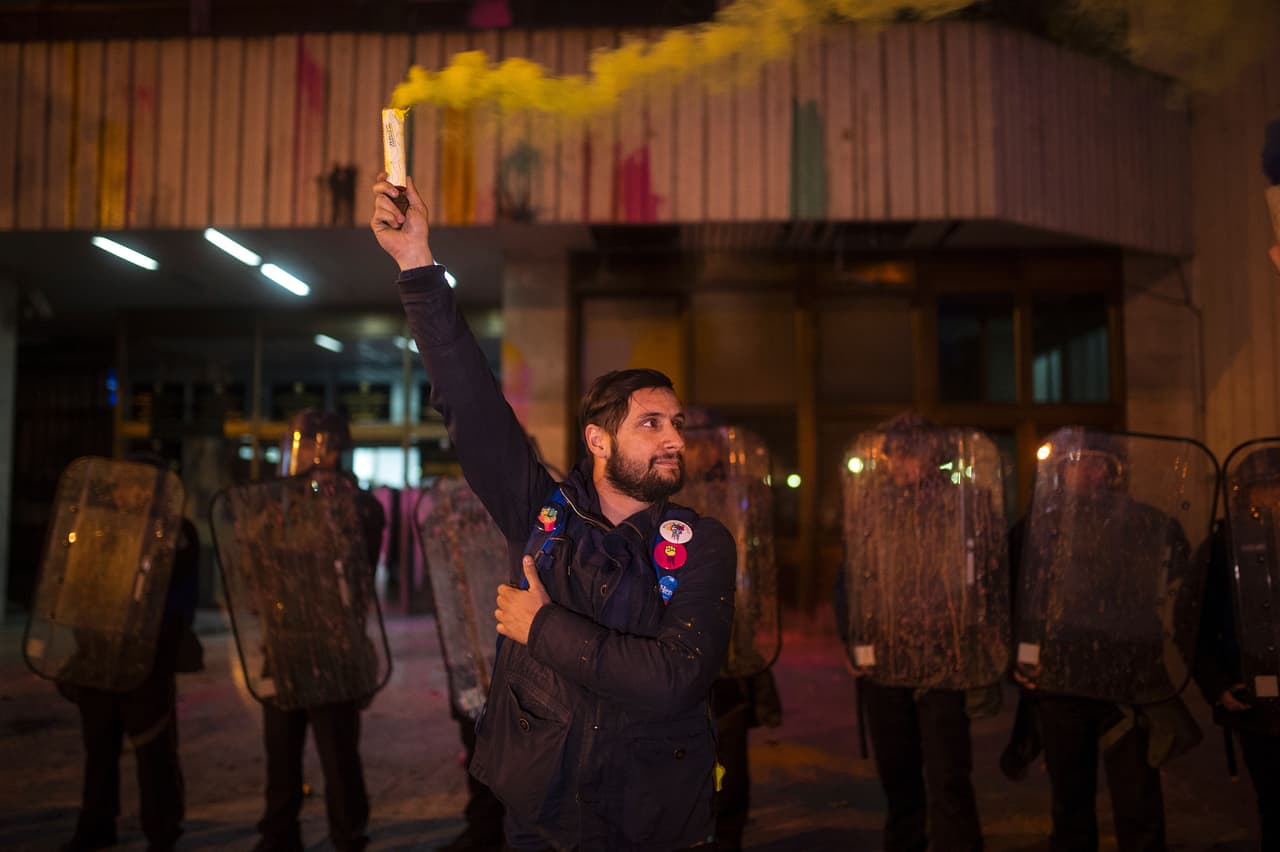En lugar de lanzar ladrillos o bombas Molotov, arrojan bolas de pinturas que tiñen de varios colores al parlamento y los edificios públicos de Macedonia.