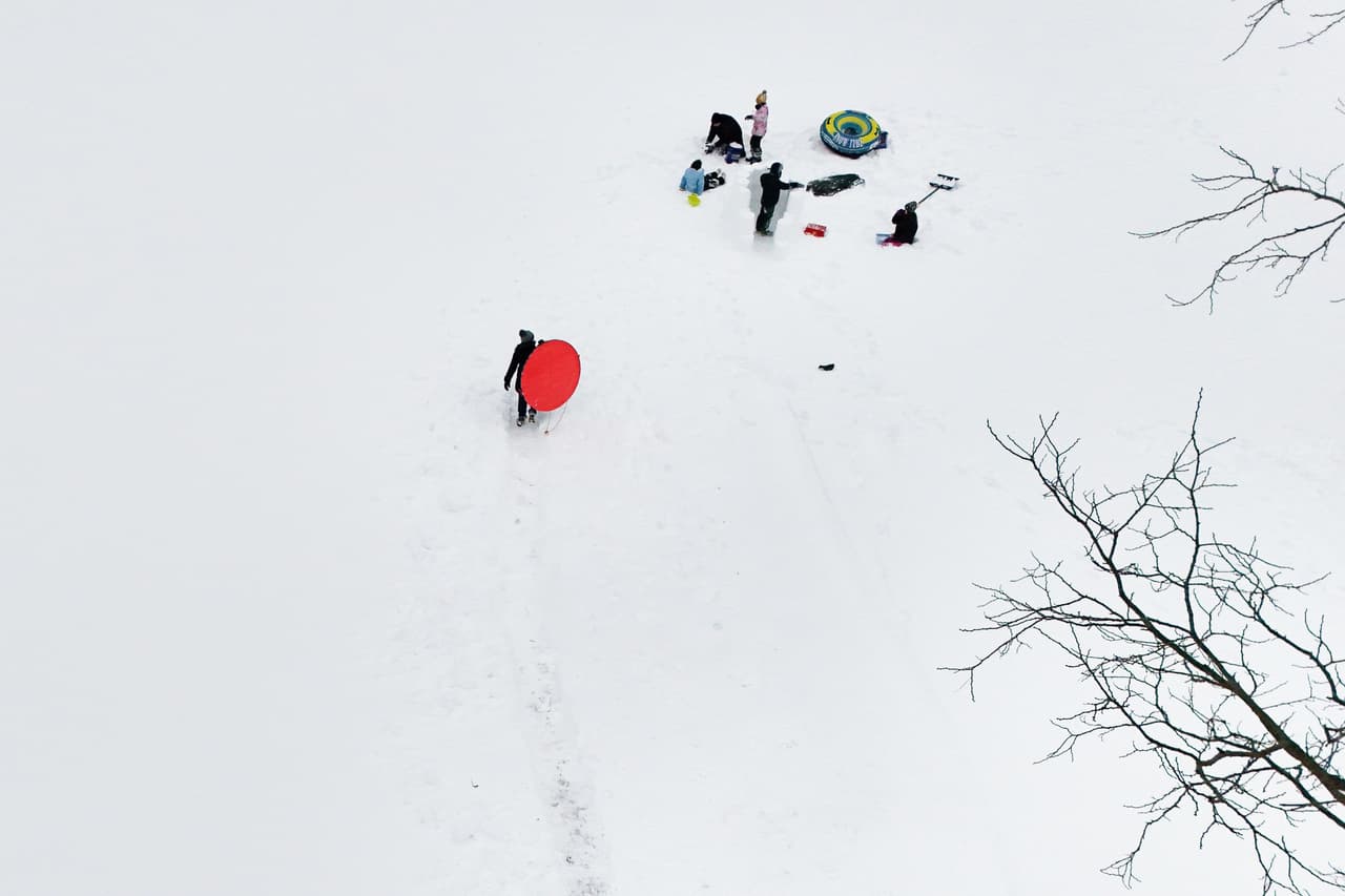 Niños se reúnen mientras se deslizan en trineo, el lunes 23 de febrero de 2026, en Kings Park, Nueva York.