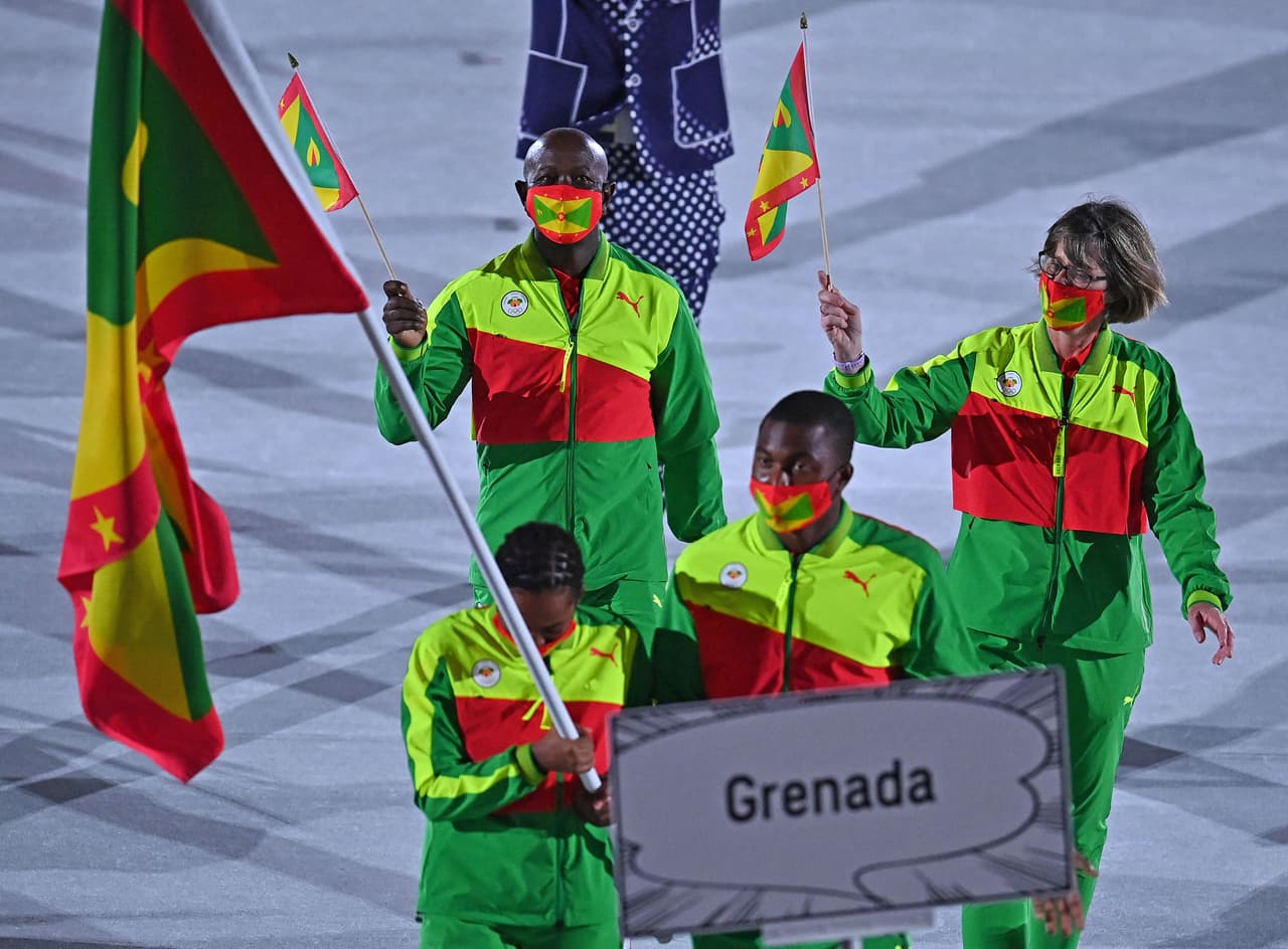 Kimberly Ince y Delron Felix portaron la bandera de Granada, un país propio del caribe latino.