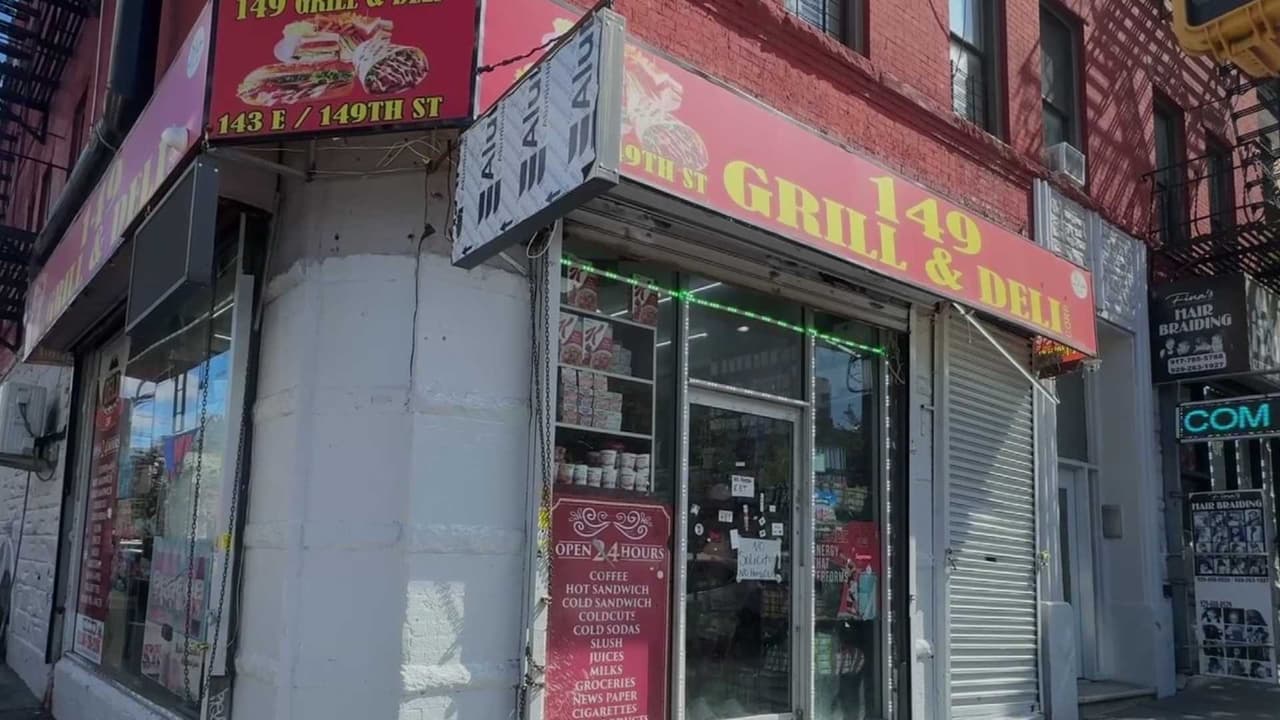 El momento en que un sujeto dispara a varias personas durante un asalto a una bodega de El Bronx