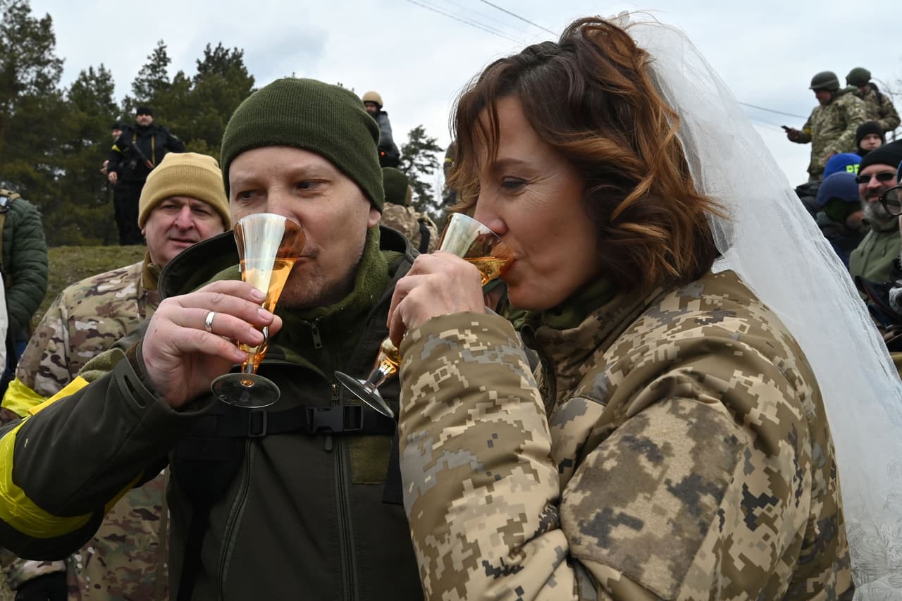 La pareja, que es parte de las defensas ucranianas que se enfrentan a las tropas rusas enviadas por el presidente ruso Vladimir Putin, brinda después de la ceremonia que los declaró esposos. Lesya y Valery se unieron a las fuerzas de defensa porque, dijo ella, "estamos aquí por todo lo que amamos, y tenemos que defenderlo".