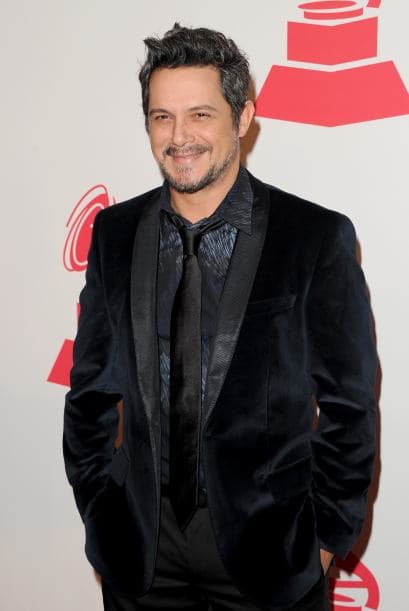 Alejandro Sanz todo de negro y gris. Sí que sabe de elegancia.