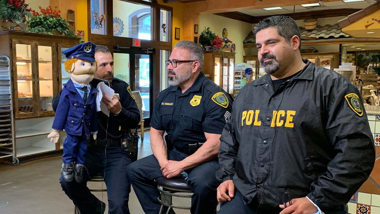 Uno de los invitados en el programa es el muñeco ‘Polichicho’ quien le da ese toque más amigable para que los niños escuchen los consejos de la policía.