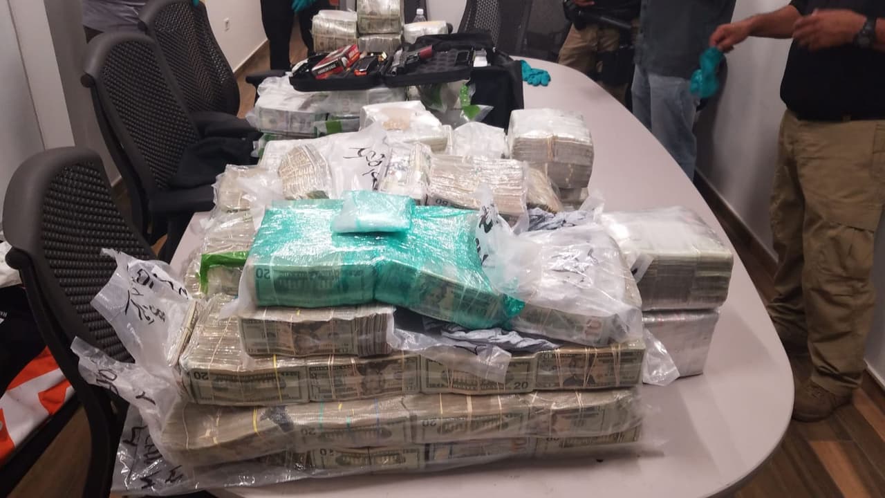 Federales incautan $3.7 millones dentro de un bote abandonado en lacosta de Fajardo