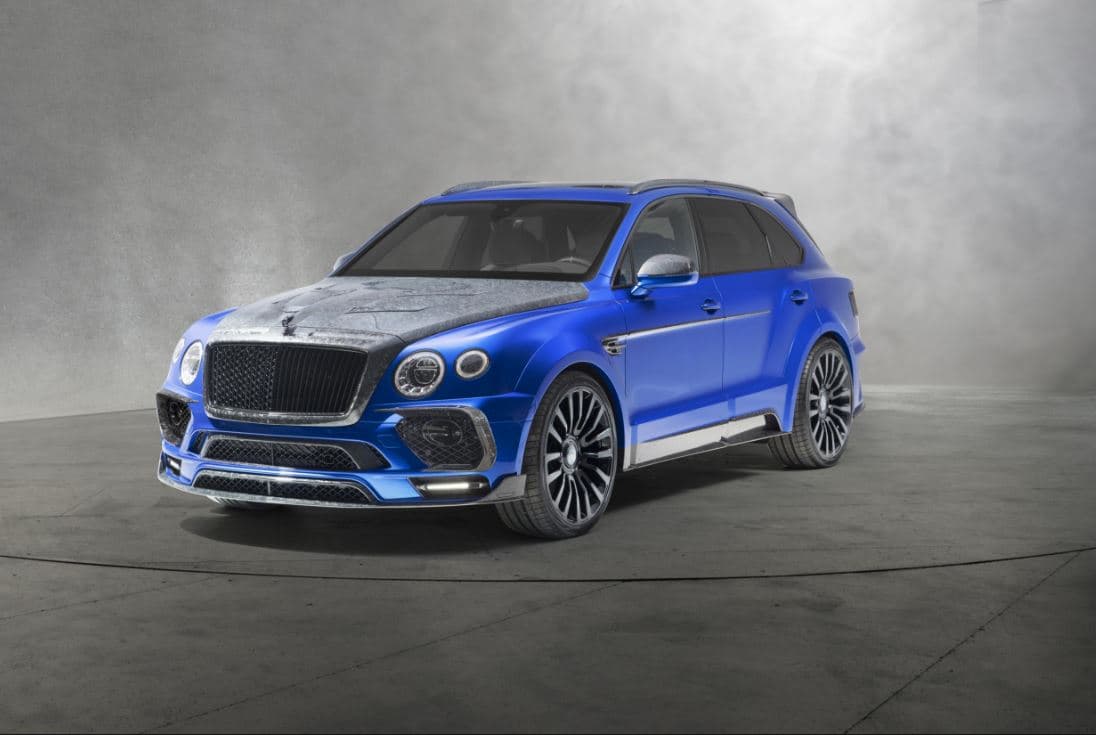 <b>Mansory Bentley Bentayga Bleurion Edition</b>
<br>Seguimos con la firma alemana Mansory, la cual ha trabajado ya con la Bentley Bentayga; sin embargo esta versión resulta ser la más poderosa. Físicamente es más baja y ancha que el modelo de producción. El frente se modificó al incorporarse fibra de carbono, así como luces de LEDs diurnas. El cofre también es de fibra de carbono. Sus rines son de 24 pulgadas. El azul brillante de su carrocería motiva al nombre de esta versión presentada este año en el Auto Show de Ginebra.