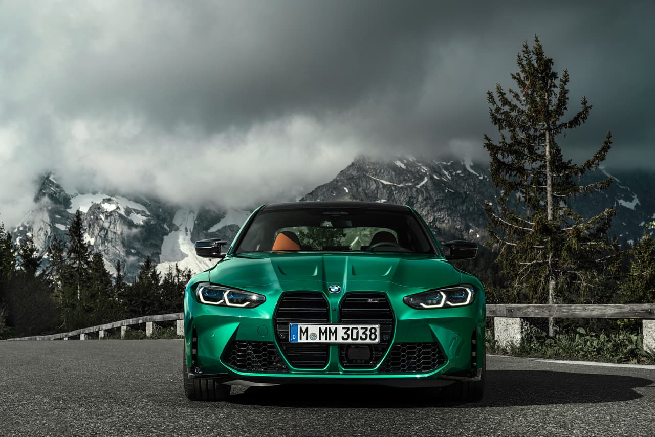 En el apartado estético, lo que más resalta a primera vista es el nuevo diseño de sus característicos riñones que conforman la parrilla delantera. Ahora, claramente más marcados y de dimensiones más grandes.