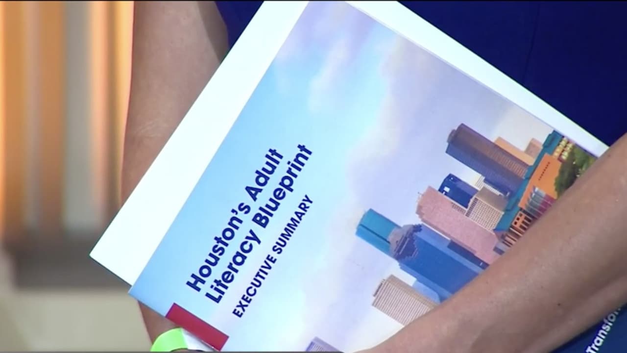 Con el programa de se busca ofrecer alternativas y abatir el analfabetismo, indica el alcalde Sylvester Turner.