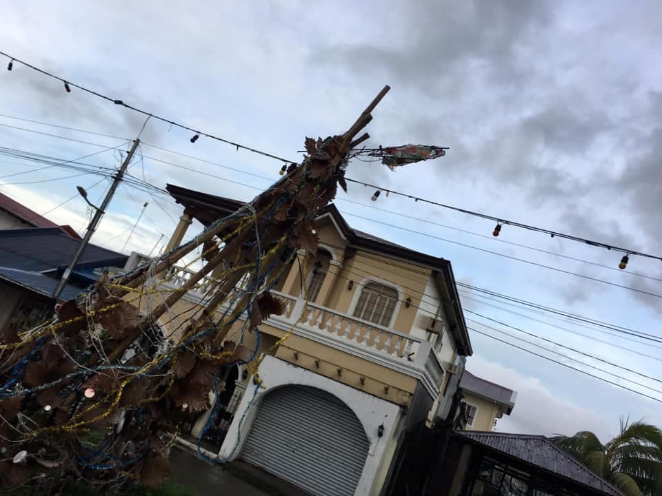El tifón Phanfone azotó Filipinas este 25 de diciembre, causando la muerte de al menos 16 personas en distintos puntos. En la imagen, el tifón destruyó la decoración navideña en Tanauan, Leyte.