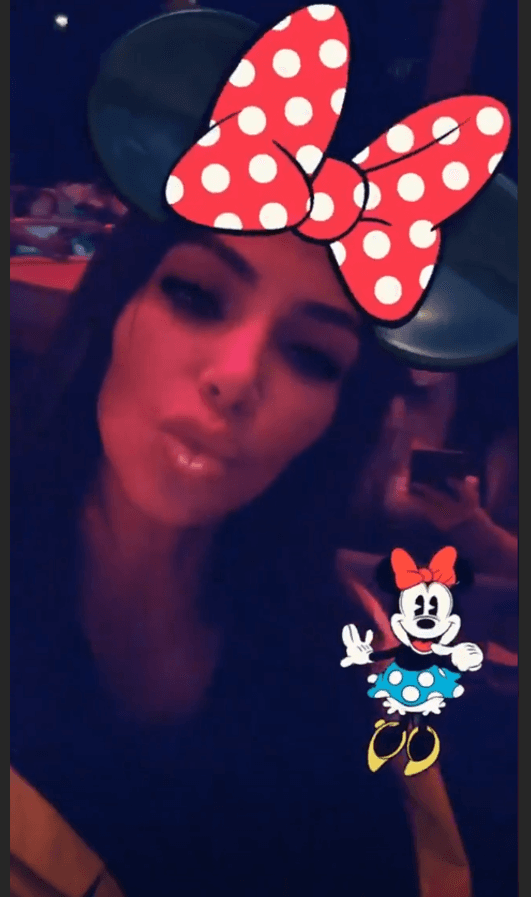 Para no perder la tradición, Kardashian posó con todo y 'fish face' y compartió las imágenes con sus seguidores, aunque no fueron éstas las que generaron polémica en sus redes sociales.