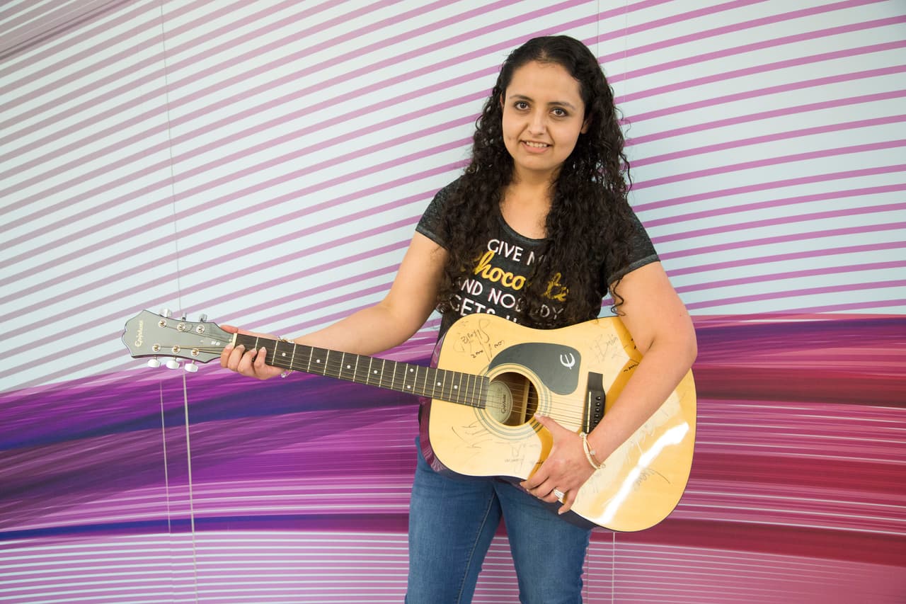 Ana Peña fue la afortunada concursante que ganó esta guitarra autografiada.