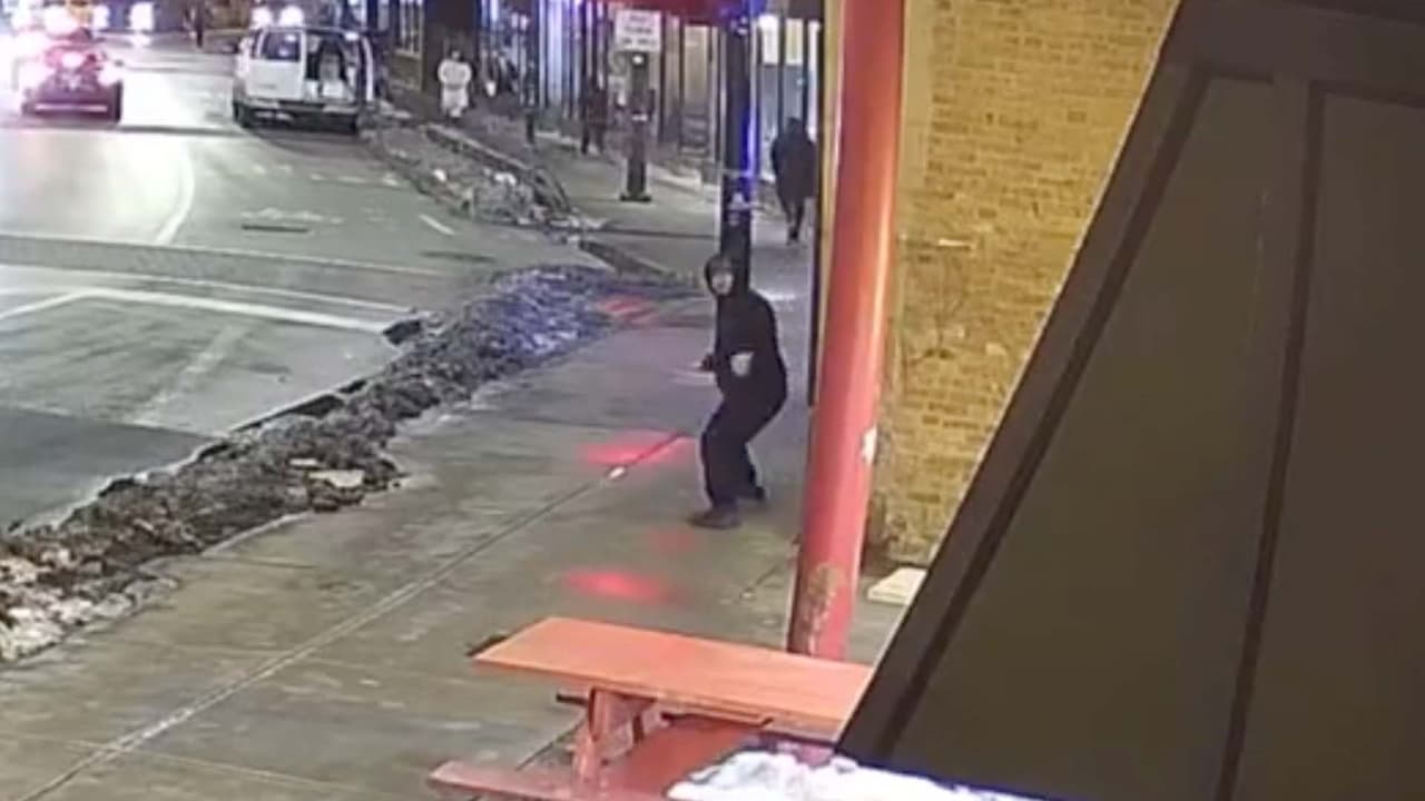 Le exigen usar mascarilla y les avienta ladrillo: cliente molesto ataca The Wieners Circle