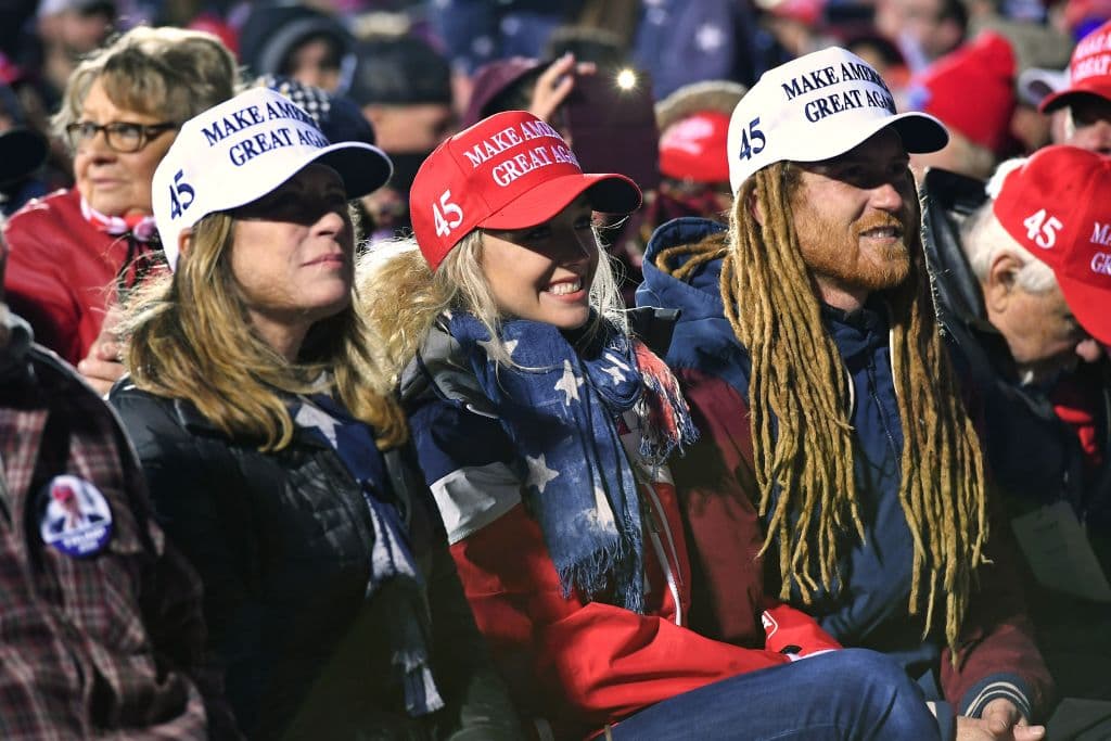 Seguidores del presidente Trump, en su gran mayoría sin mascarillas ni distanciamiento, en el mitin del pasado miércoles en Duluth, Minnesota.