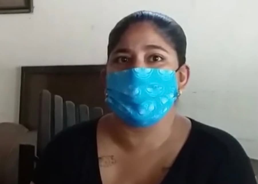 Sandra Arismendi, hija menor de Ruth, recuerda el día en el que su madre fue ingresada al 
<a href="https://www.univision.com/temas/hospitales">hospital </a>debido a la gangrena y sintió impotencia de no poder ayudarla. 
<b>“Primero vimos que le faltaban dedos, luego decidieron amputarle el pie y luego la pierna. Me dio mucha tristeza</b>”, recuerda. 
<br>