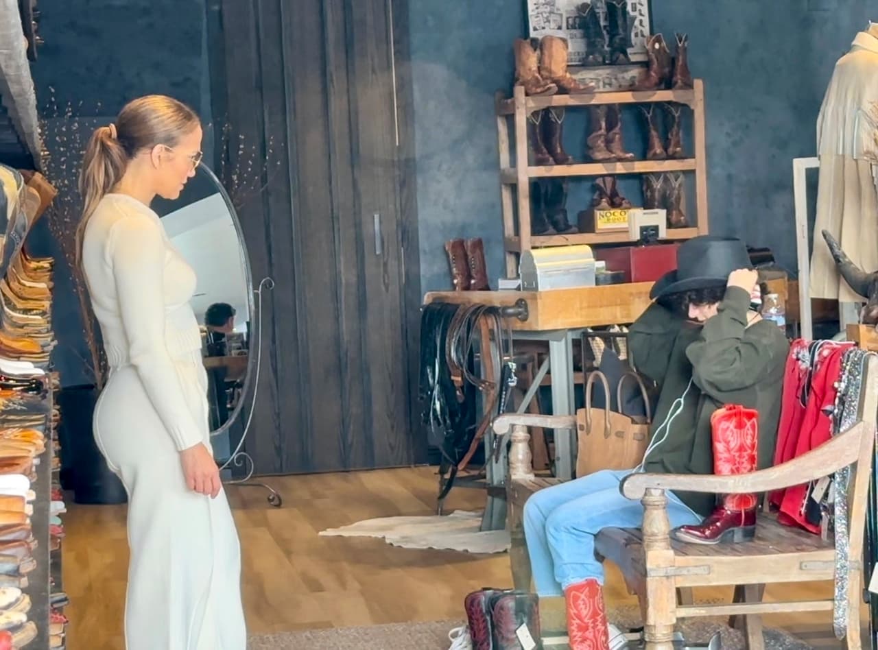 La melliza de ‘Max’ también se puso un sombrero de vaquero color negro, perfecto para combinarlo con las botas. 
<br>