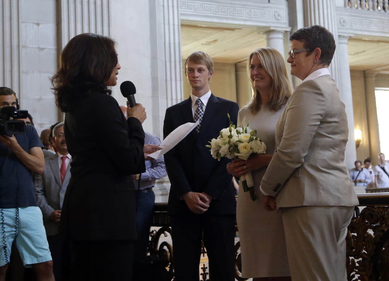 Kamala Harris conduce la ceremonia matrimonial de Sandy Stier y Kris Perry, las demandantes del caso por el que la Corte Suprema anuló la prohibición de los matrimonios del mismo sexo en California. La boda se realizó una hora después que una corte de apelaciones permitió las licencias de matrimono a parejas del mismo sexo, en junio de 2013.
<br>