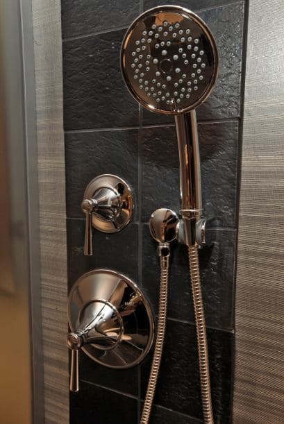 <b>Elimina la cal. </b>Si estás teniendo problemas con la cal en tu cuarto de baño, entonces este producto te ayudará a eliminarla y dejar las superficies, sobre todo la ducha.