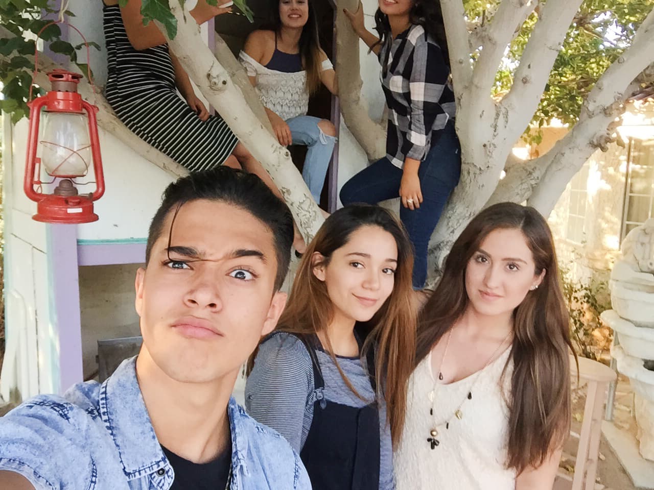 Joel nos dio acceso exclusivo a su casa. Conocimos a sus mascotas, a su familia y hasta a un pequeño lizard que stole our heart.