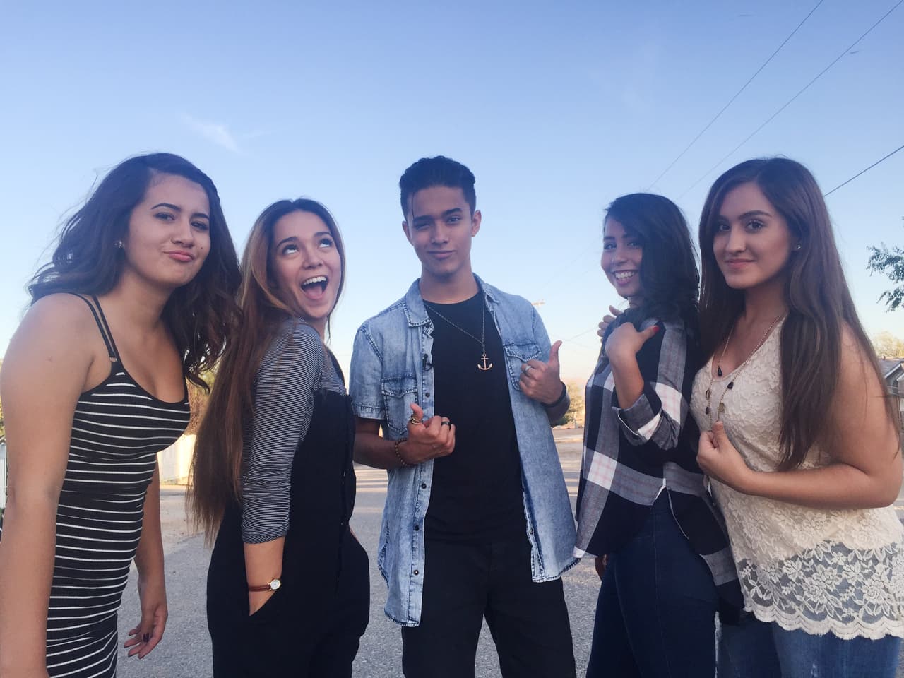 Joel nos dio acceso exclusivo a su casa. Conocimos a sus mascotas, a su familia y hasta a un pequeño lizard que stole our heart.