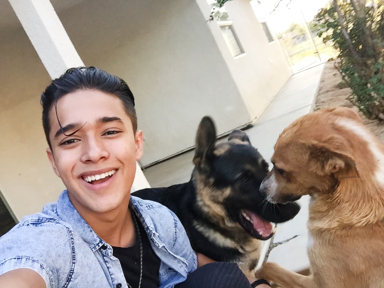 Joel nos dio acceso exclusivo a su casa. Conocimos a sus mascotas, a su familia y hasta a un pequeño lizard que stole our heart.